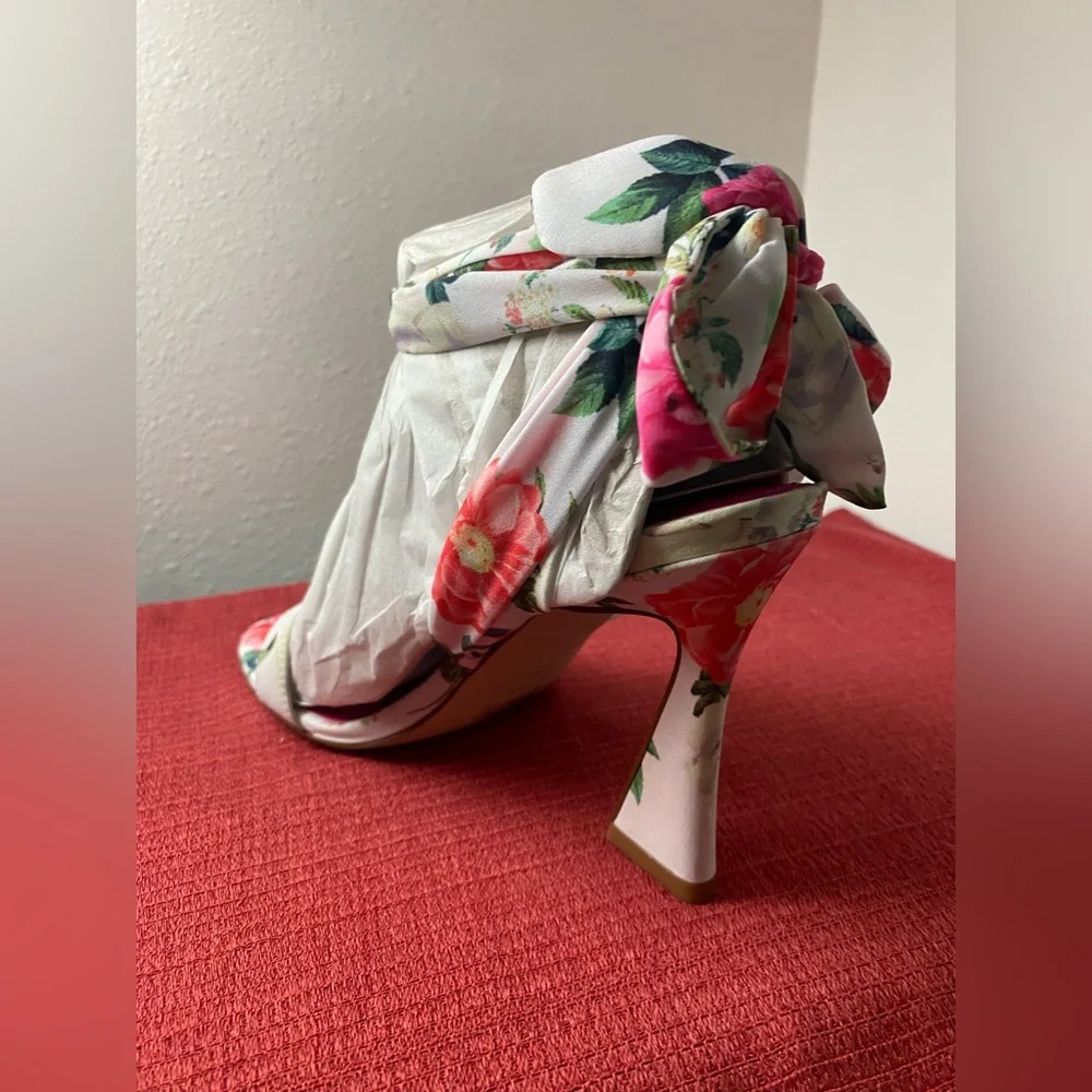 NWT.. NINE WEST FLORAL WRAP SANDALS - Picture 8 of 16